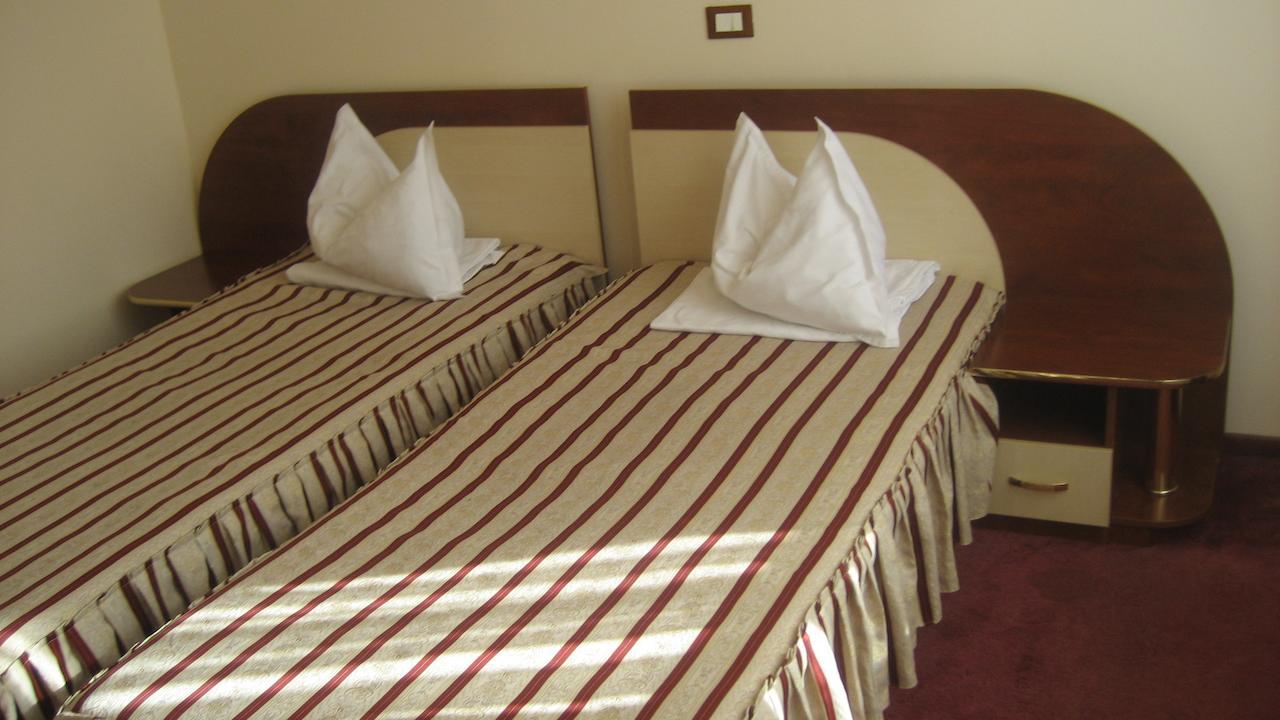 Hotel Palace Târgu Jiu Esterno foto